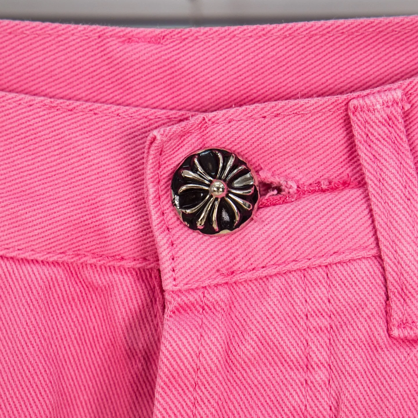 P250 CHROME HEARTS 25ss amine light pink cross patch leather washed jeans - Full of exploring the ultimate in fashion, Chrome Hearts' new Chrome Hearts pants not only present a unique style, the fresh ice blue color looks particularly youthful and energetic. The mid-high waist design is paired with a lazy and casual style, which not only shows long legs but also maintains a casual feel. It is a must-have fashion choice for trendy men and trendy women. Style number: 1778# Color: Dopamine powder Size: 28 30 32 34